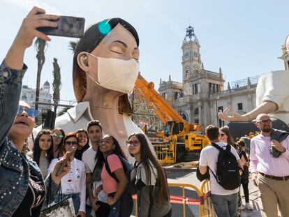 La falla de la plaza del Ayuntamiento, con una mascarilla, ha quedado como símbolo de la pandemia.