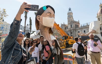 La falla de la plaza del Ayuntamiento, con una mascarilla, ha quedado como símbolo de la pandemia.