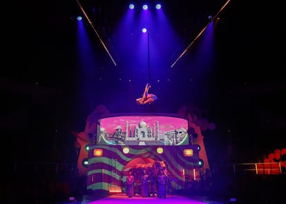 El contorsionista Marco Motta en el espectáculo navideño 'La vuelta al mundo de Cometa' en el teatro Circo Price de Madrid. 
