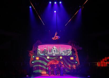 El contorsionista Marco Motta en el espectáculo navideño 'La vuelta al mundo de Cometa' en el teatro Circo Price de Madrid.