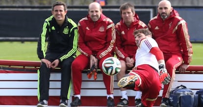 Casillas controla a bola durante o treino.