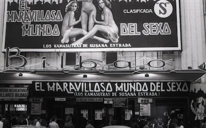 Cartel de la película 'El maravilloso mundo del sexo' (con el aclatorio subtítulo de 'Los kamasutras de Susana Estrada') en el cine Bilbao en Madrid. Tras la apertura de la censura llegó 'el destape', un aluvión de señoras desnudas (o semidestapadas, más de arriba que de abajo) en toda clase de espectáculos, obras de teatro y cine, sobre todo cine. Estas películas recibían la clasificación S (S de sexo, aunque en teoría para aquellas que por su temática o contenido podían herir la sensibilidad del espectador), mientras se reservaba la X para aquellas con escenas más explícitas.