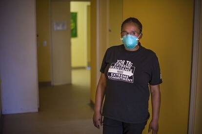 Xoliswa Harmans, consejera de la clínica Lizo Nobanda. Estas profesionales de la salud son fundamentales para los enfermos a la hora de enfrentarse a un tratamiento que durará al menos dos años. Los enfermos de tuberculosis extremadamente resistente encuentran apoyo emocional e información durante este proceso.