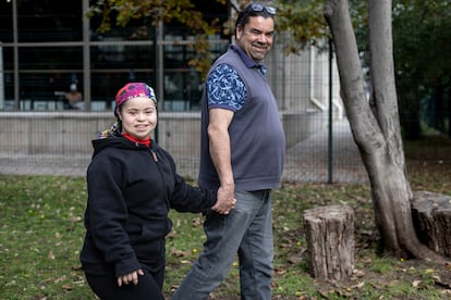 Emma Jofré y su papá, Luis Jofré, en Santiago, Chile.