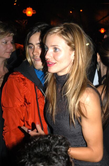 JARED LETO Y CAMERON DIAZ. La pareja de actores mantuvo una relación desde 1999 hasta el año 2003 y se rumoreó que llegaron incluso a estar prometidos. Cuando cortaron, Cameron Díaz comenzó a salir con Justin Timberlake. Y las malas lenguas cuentan que, como venganza, Jared Leto se enrolló entonces con Britney Spears, ex de Timberlake. Todo queda en casa.