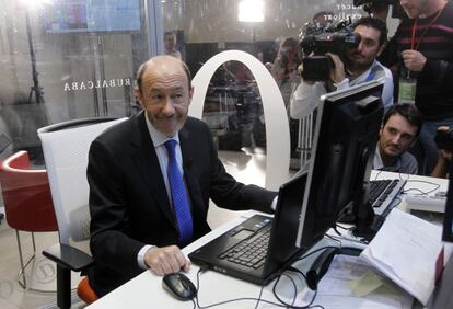 El candidato del PSOE, Alfredo Pérez Rubalcaba, durante la entrevista en Twitter.