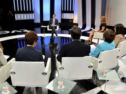 Rajoy, frente a los periodistas que lo han entrevistado.