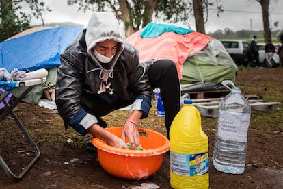 Los migrantes acampados a las afueras de la base militar, reclaman una mejora en las condiciones del campamento donde han sido alojados tras el cese de los hoteles como alojamientos temporales. 