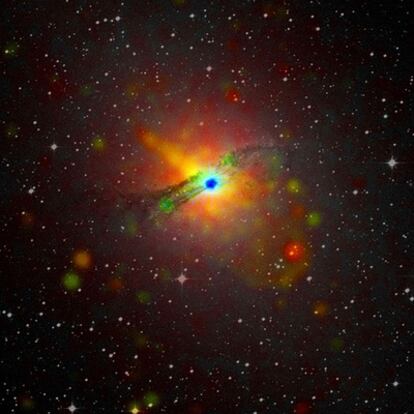 La galaxia Centaurus A, con su chorro de partículas aceleradas saliendo de un agujero negro supermasivo y calentando el gas a su alrededor. En esta galaxia el chorro se ve en rayos X y alcanza hasta 13.000 años luz de distancia desde el agujero negro central supermasivo, y se extiende en la figura hacia arriba a la derecha.