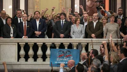 Carles Puigdemont, rodeado por los miembros de su Gobierno y diputados independentistas, en la balaustrada del Parlament el 27 de octubre de 2017.