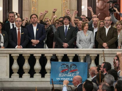 El expresidente Carles Puigdemont y los exconsejeros en el Parlament tras la DUI.