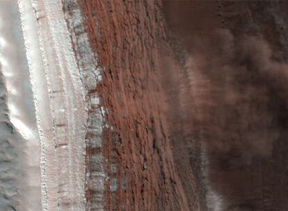 Una avalancha de hielo y polvo fotografiada en Marte por la nave <i>Mars Reconnaissance Orbiter</i>.