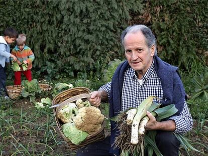 Juan María Atutxa, en la huerta de su casa, junto a Lemona.
