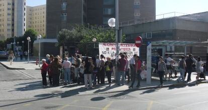 Los discapacitados durante la concentración en el Hospital General