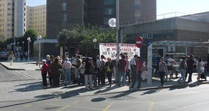 Los discapacitados durante la concentraci&oacute;n en el Hospital General 