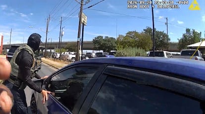 Fotograma de la cámara corporal del agente de ICE en el momento de la detención de Wilber, en Austin, Texas.