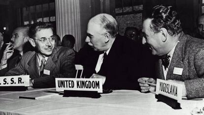 John Maynard Keynes, en el centro, en Bretton Woods (Nueva Hampshire, EE UU) en 1944.
