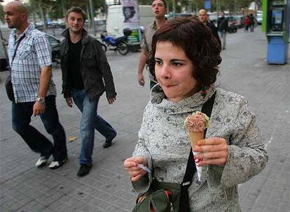 Una joven tomando un helado ayer en el barrio barcelons de la Barceloneta.