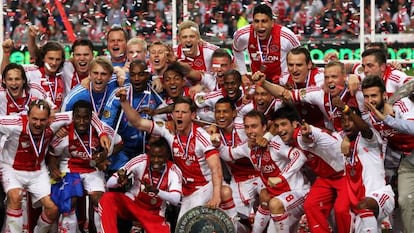 Jan Vertonghen, capitán del Ajax, sostiene el trofeo de campeón de la liga holandesa.