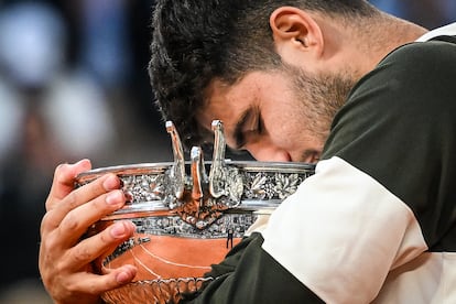 Alcaraz abraz el trofeo de campeón en la Philippe Chatrier de París.