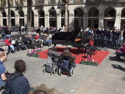 Piano situado ne la plaza Reial de Barcelona para que la gente lo toque.