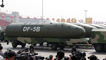Veículos militares transportam mísseis balísticos intercontinentais DF-5B no desfile do 70º aniversário da criação da República Popular da China, em 1º de outubro, na praça Tiananmen, em Pequim.