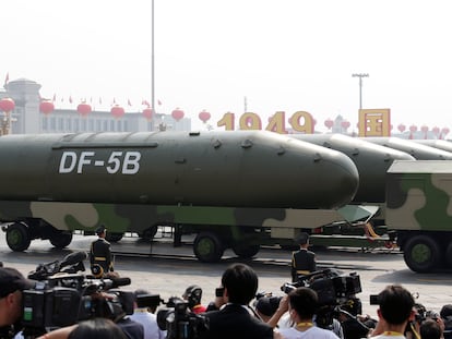 Veículos militares transportam mísseis balísticos intercontinentais DF-5B no desfile do 70º aniversário da criação da República Popular da China, em 1º de outubro, na praça Tiananmen, em Pequim.