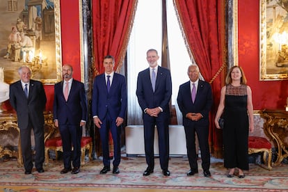 De izquierda a derecha, la presidenta del Congreso, Francina Armengol; el presidente del Consejo Europeo, António Costa; el rey Felipe VI; el presidente del Gobierno, Pedro Sánchez; el presidente del Senado, Pedro Rollán; y el presidente del Tribunal Constitucional, Cándido Conde-Pumpido, este jueves en el Palacio Real.