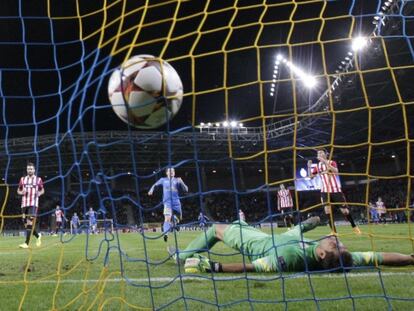 Iraizoz, sobre el c&eacute;sped, tras encajar el primer gol.