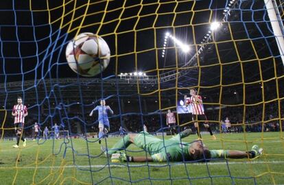 Iraizoz, sobre el c&eacute;sped, tras encajar el primer gol.