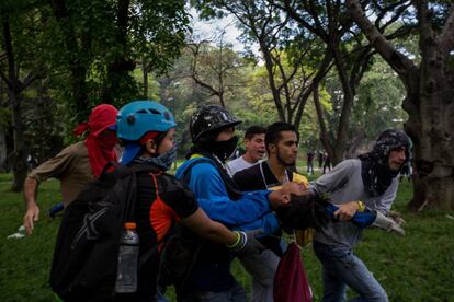 Manifestante ferido nesta quinta recebe ajuda, em Caracas.