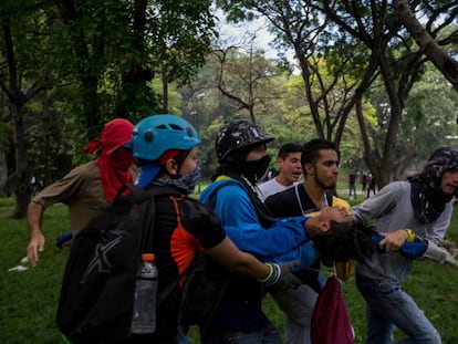 Manifestante ferido nesta quinta recebe ajuda, em Caracas. 