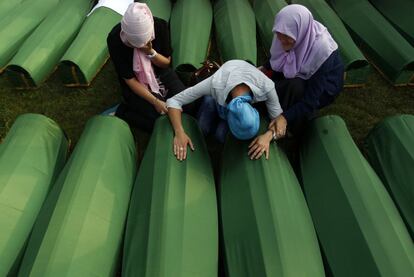 Mujeres musulmanas lloran junto al féretro de un familiar, 11 julio de 2013. Unas 35.000 personas de toda Bosnia acudieron a Potocari, en los alrededores de Srebrenica, para rendir homenaje a las víctimas del mayor crimen en Europa desde la Segunda Guerra Mundial.