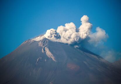 Durante los últimos días, el volcán Popocatépetl, en el Estado mexicano de Puebla, ha registrado una serie de explosiones y exhalaciones que han puesto en alerta a las autoridades y a los pobladores de las comunidades aledañas. En la imagen, el volcán, también conocido como 'Don Goyo', exhala una columna de vapor, el 1 de febrero de 2023.