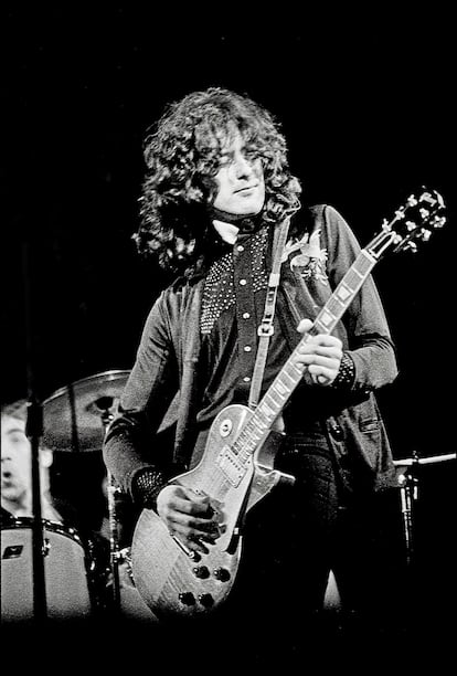 Jimmy Page actuando en Londres en 1974.