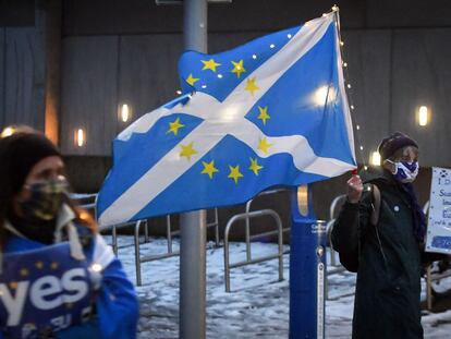 Un manifestante ondea frente al Parlamento Escocés una bandera con una mezcla de la escocesa y de la de la UE, la noche del 31 de diciembre.