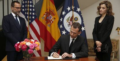 Los Reyes y el embajador de Estados Unidos, James Costos.