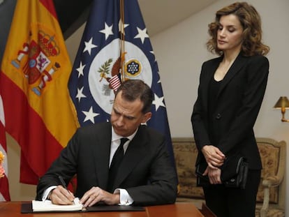 Los Reyes y el embajador de Estados Unidos, James Costos.