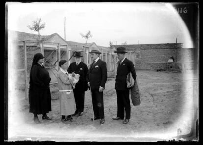 1927. El alcalde de Madrid, Manuel Semprún, visita una granja avícola en Carabanchel.