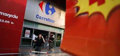 Clientes saliendo de un establecimiento de Carrefour. 