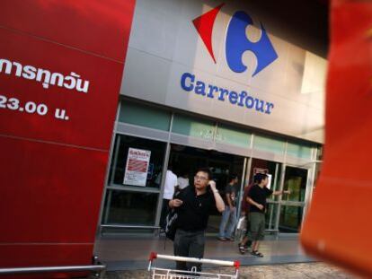 Clientes saliendo de un establecimiento de Carrefour. 