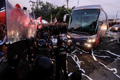 La llegada del autobús con jugadores de Atlas al estadio Jalisco.