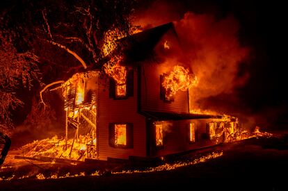 El incendio Dixie (2021)consume una casa en el poblado de Janesville, California.