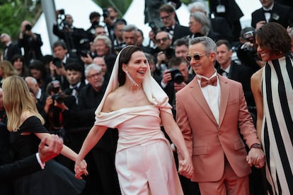 Juliette Binoche, Jeremy Strong y Halle Berry, a la entrada del jurado a la gala de inauguración de Cannes 2025.