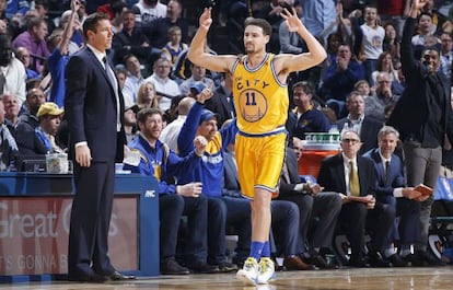 Klay Thompson y su entrenador, Luke Walton. 