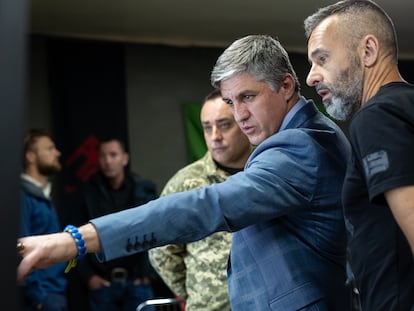 Vsevolod Kozhemyako (derecha), junto al viceministro de Defensa, Oleksandr Balanutsa, y el general Marcel Melnik, en una imagen de 2024.