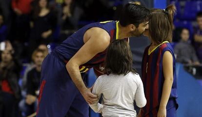 Navarro besa a sus hijas tras conseguir su triple 1.000.