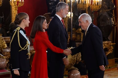 Los Reyes y la Princesa de Asturias saludan al presidente del Tribunal Constitucional, Cándido Conde-Pumpido.