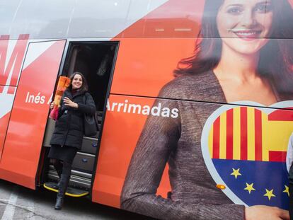 La candidata a la presidencia de la Generalitat por Ciudadanos, Inés Arrimadas, sale del autobús de campaña.
