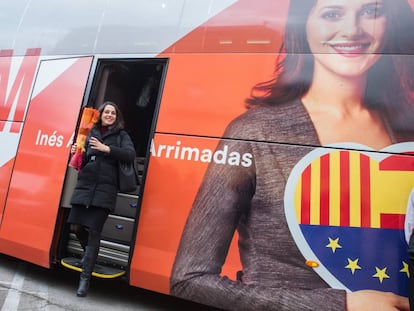 La candidata a la presidencia de la Generalitat por Ciudadanos, In&eacute;s Arrimadas, sale del autob&uacute;s de campa&ntilde;a. 